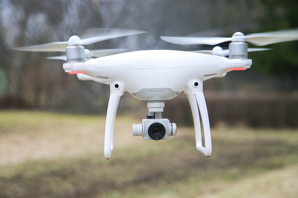 DJI-Phantom-Kameradrohne im Flug